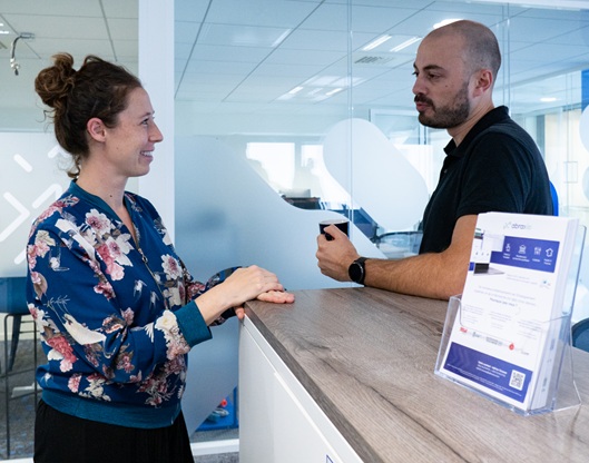 abraxio-collaborateurs-echange-informel-autre